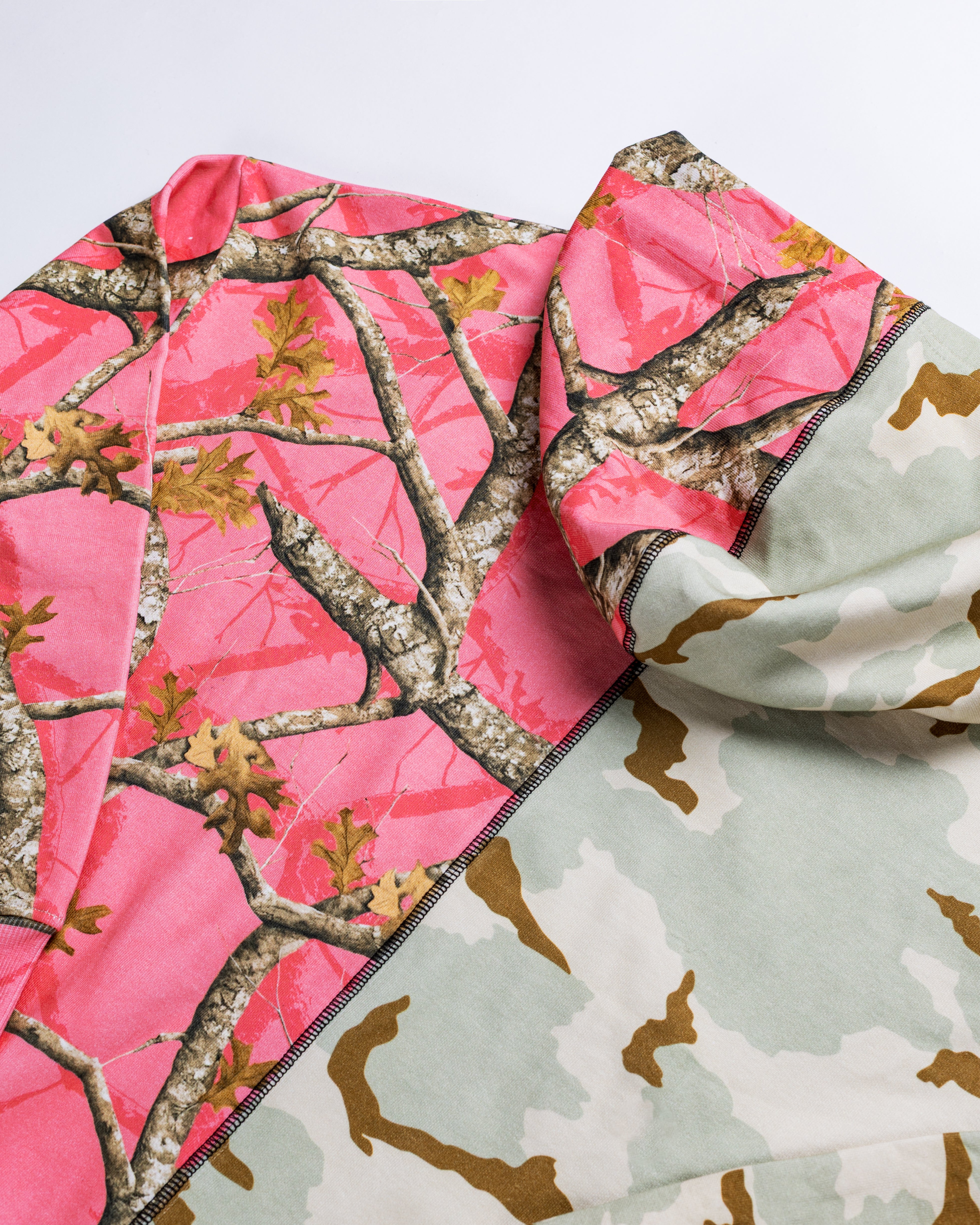 Sudadera con capucha dividida con parche de camuflaje