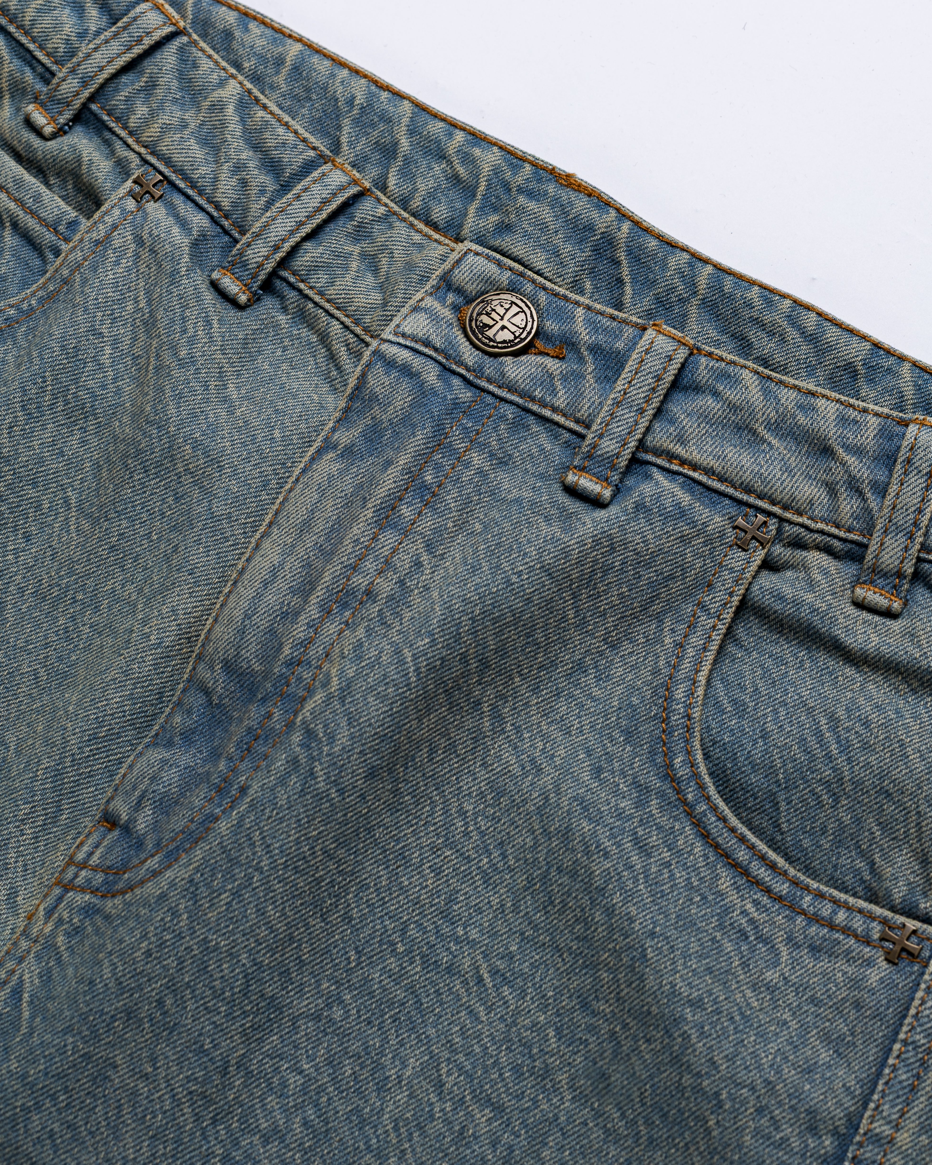 Vaqueros lavados con doble rodilla