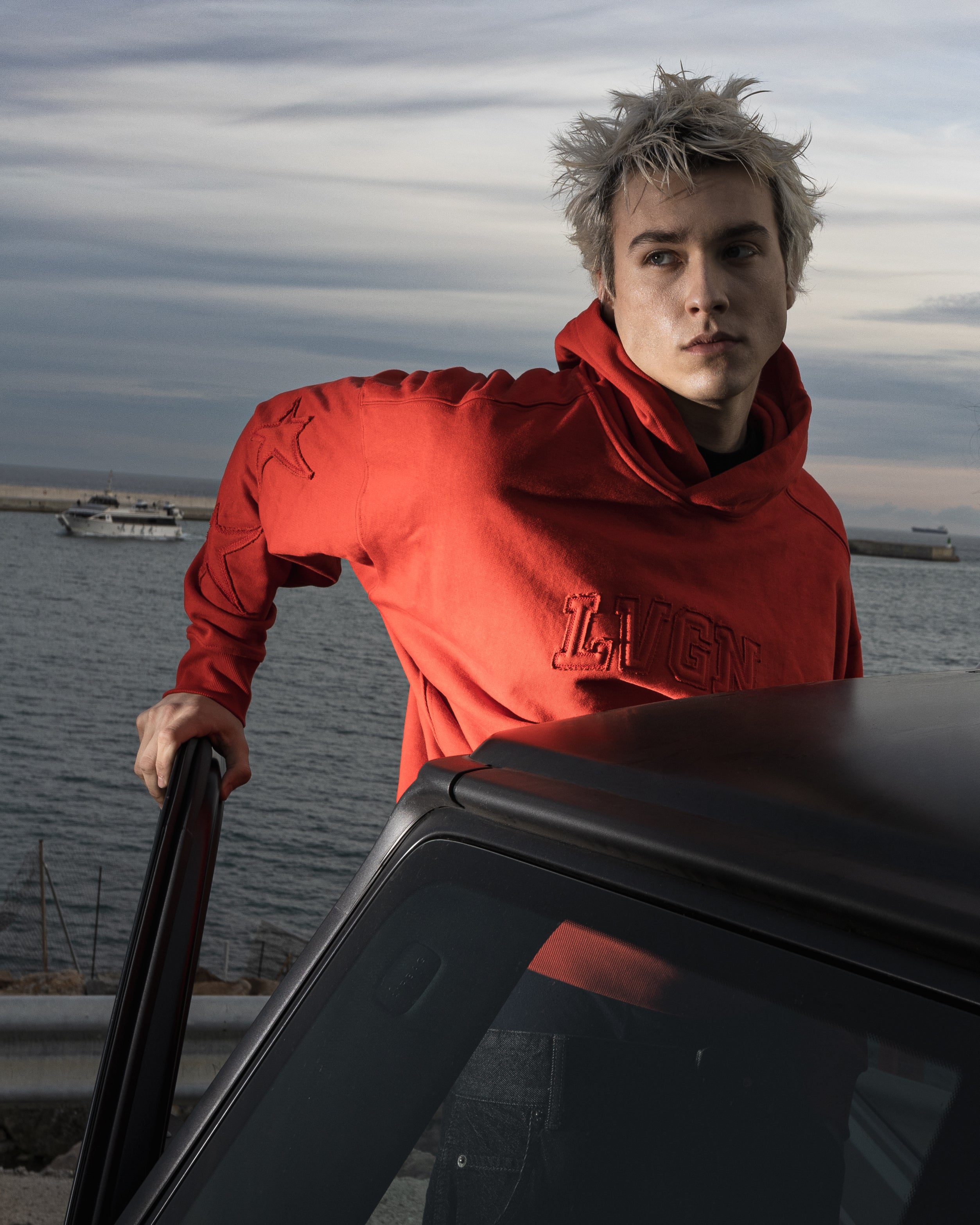 Sudadera con capucha roja de fuego