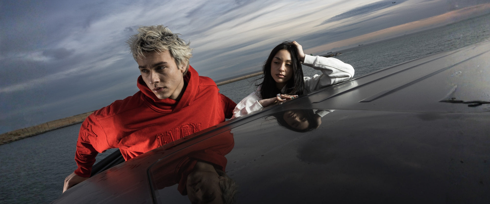 Sudadera con capucha roja de fuego